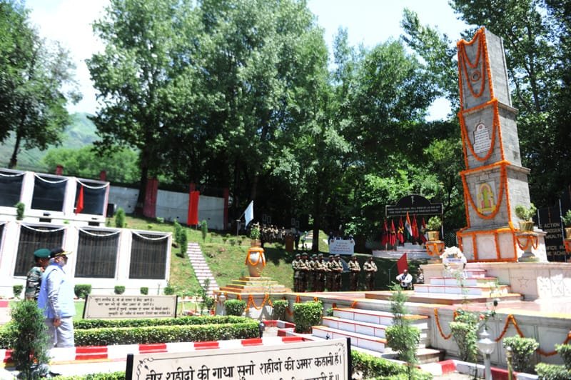 The Prime Minister, Shri Narendra Modi at the martyrs memorial, at Badami Bagh Cantt., in Srinagar, Jammu and Kashmir