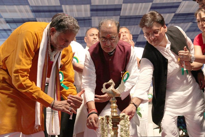 The Union Minister for Agriculture, Shri Radha Mohan Singh lighting the…