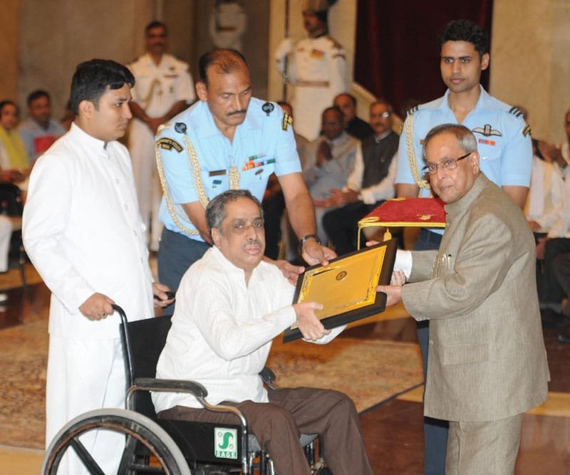 The President, Shri Pranab Mukherjee presenting the Hindi Sevi Samman Yojana..