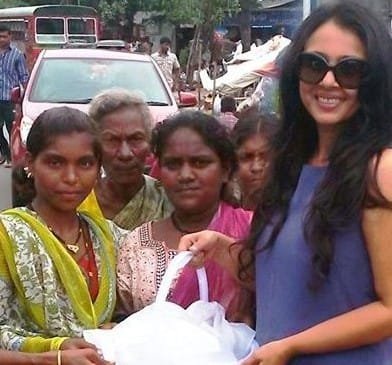 INSTEAD OF FREEZING THEMSELVES WITH ICE BUCKETS CELEBRITIES SHOULD FOLLOW SUCHITRA KRISHNAMOORTHi FOOTSTEPS BY DONATING RICE BUCKETS