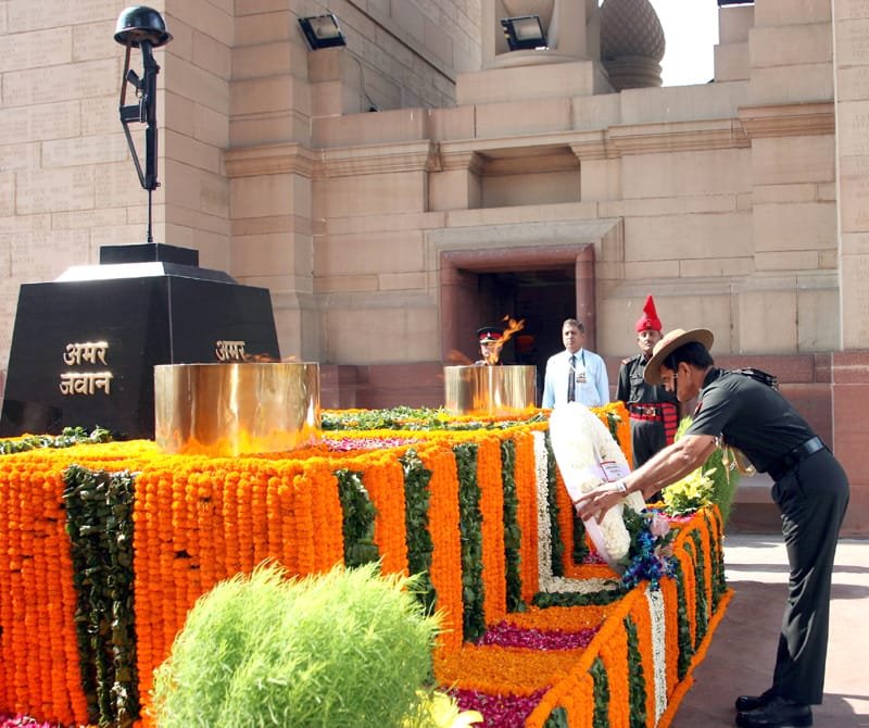 The Chief of Army Staff, General Dalbir Singh laying wreath at Amar…