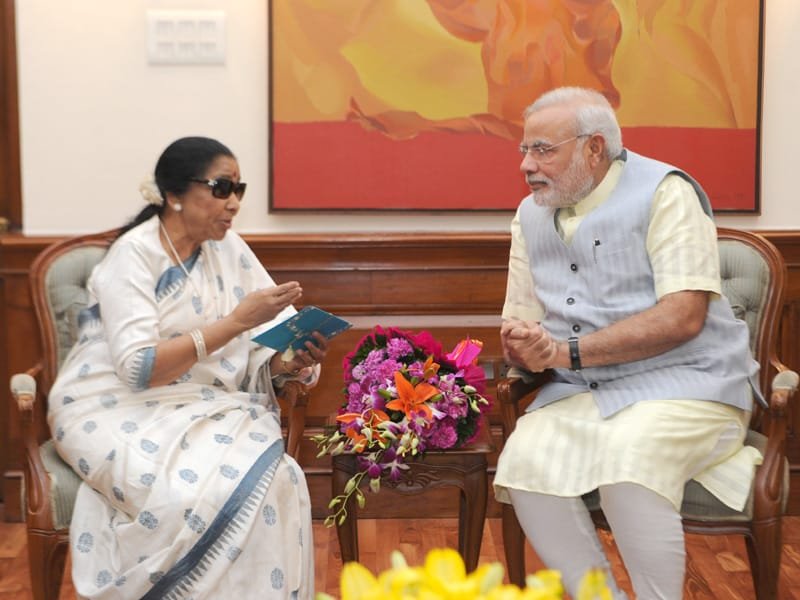 Renowned playback singer Asha Bhosle calling on the Prime Minister, Shri Narendra Modi, in New Delhi