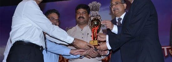 B ASHOK,CHAIRMAN INDIAN OIL CORPORATION LTD. RECEIVES OFFICIAL LANGUAGE SHIELD