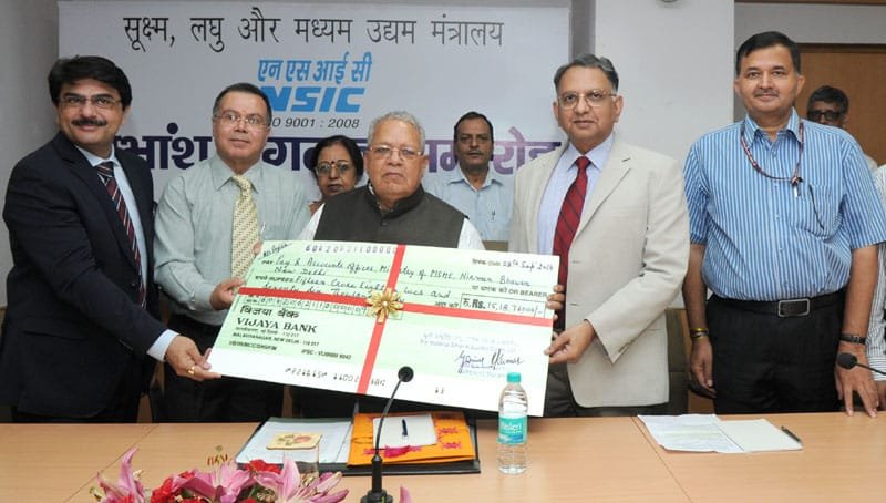 The CMD, NSIC, Shri Ravindra Nath presenting the dividend cheque to the Union…