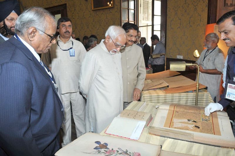 The Vice President, Shri Mohd. Hamid Ansari visiting the Asiatic Society, in Mumbai