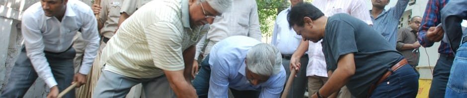 COMMISSIONER POLICE DELHI PERFORMS SHRAMDAAN AT POLICE STATION TILAK MARG ,DELHI