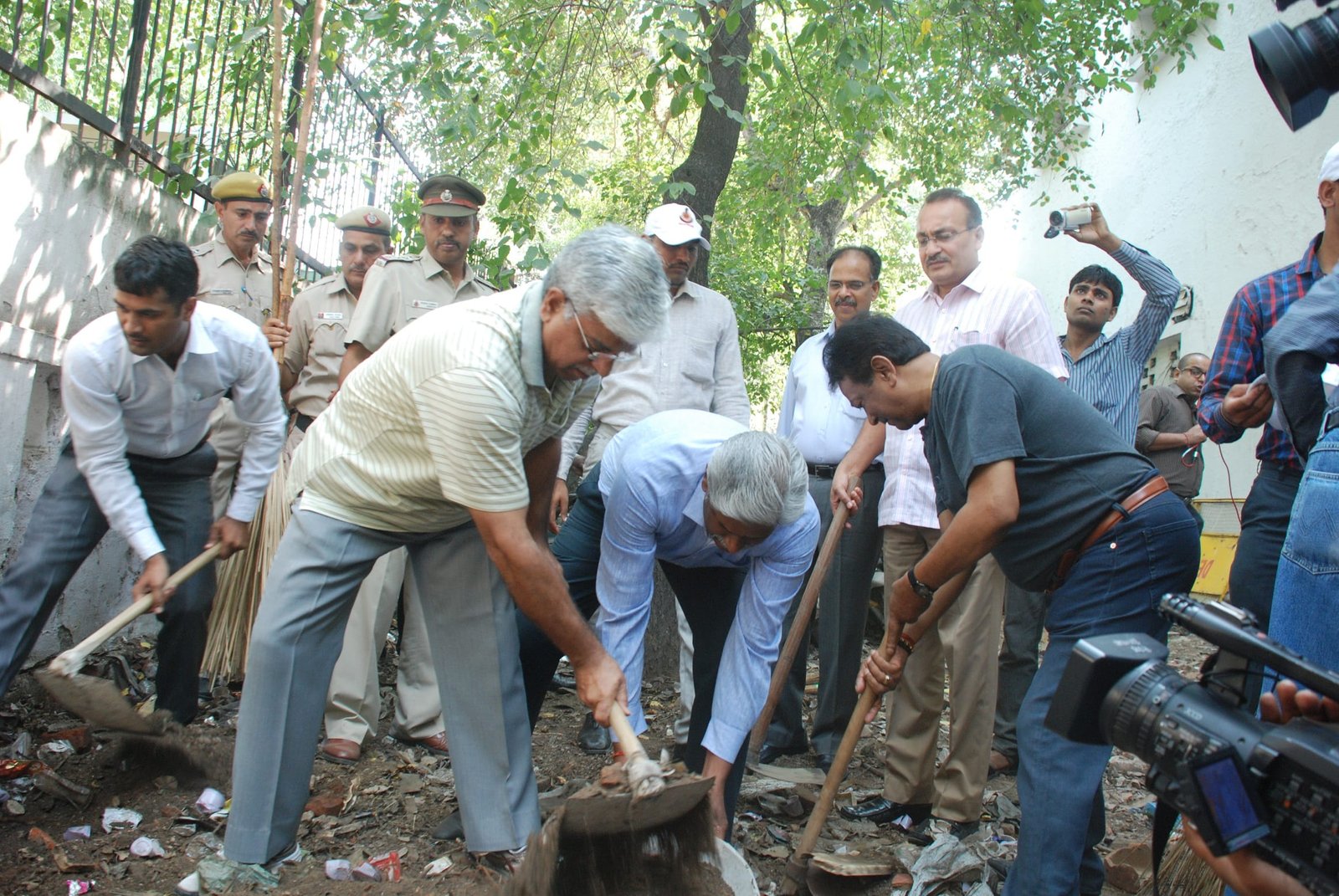 COMMISSIONER POLICE  DELHI PERFORMS SHRAMDAAN AT POLICE STATION TILAK MARG ,DELHI