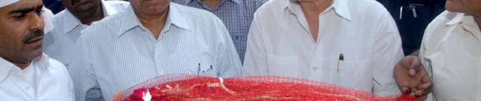 Lt. Governor Shri Najeeb Jung  offers a floral chaadar at the Dargah of Khwaja Qutbuddin Bakhtiar Kaki