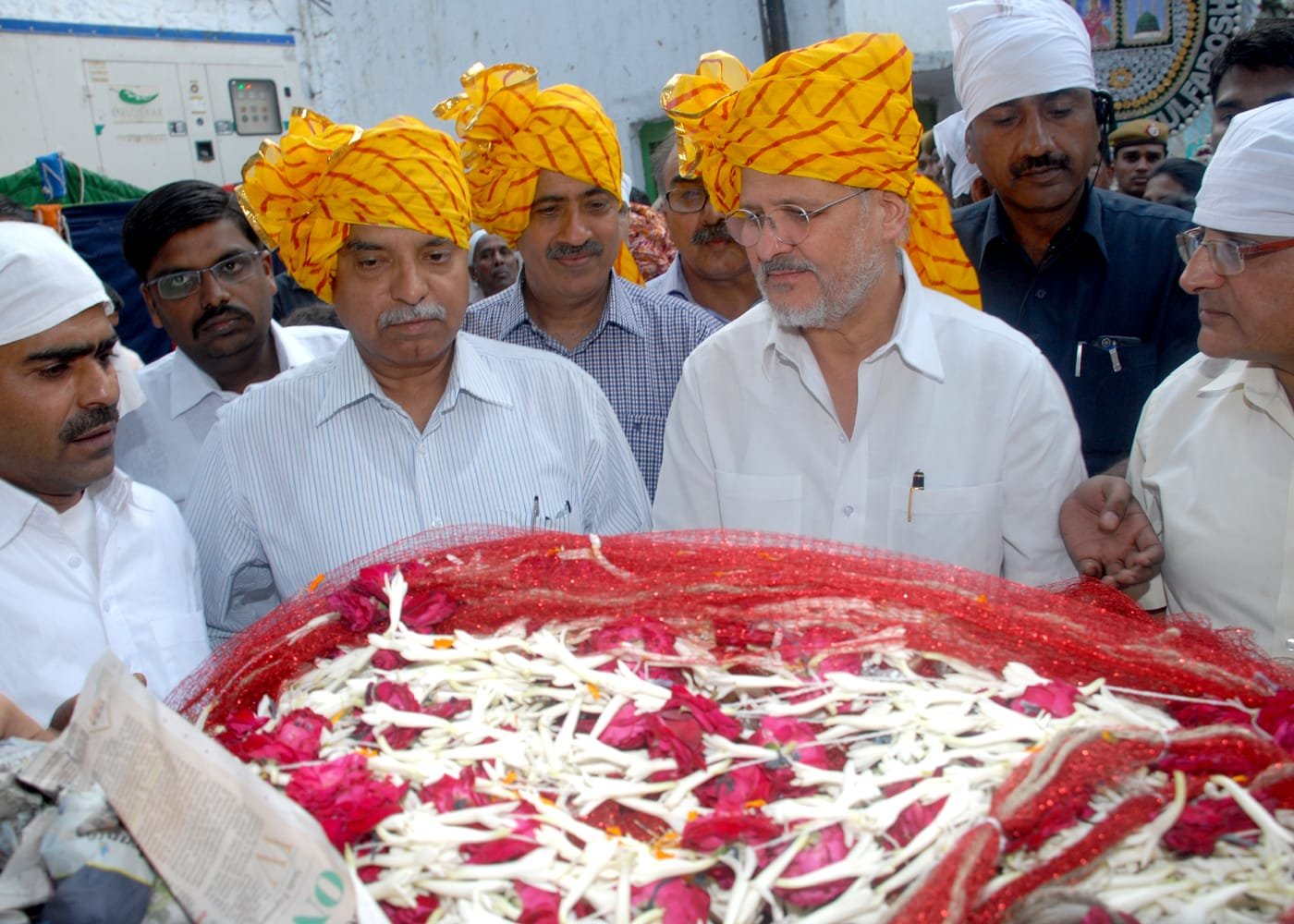 Lt. Governor Shri Najeeb Jung  offers a floral chaadar at the Dargah of Khwaja Qutbuddin Bakhtiar Kaki