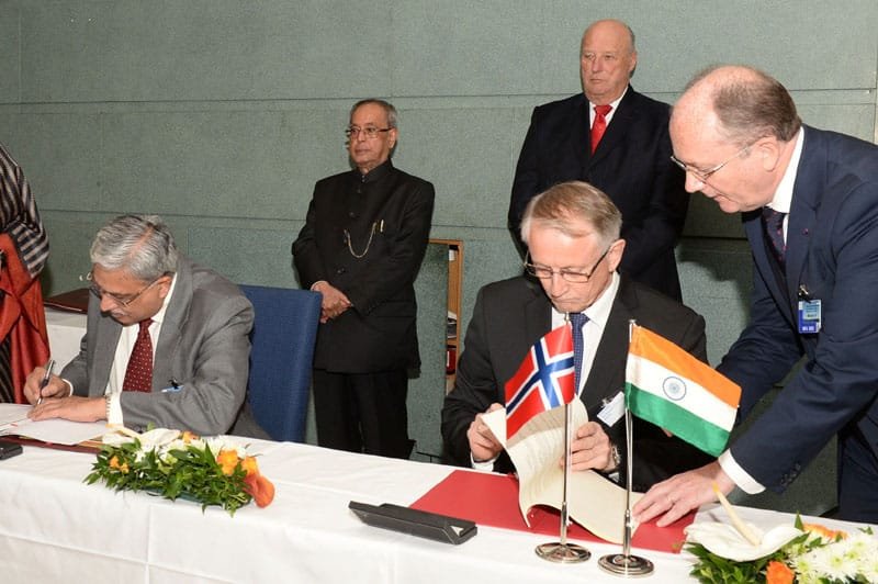 The President, Shri Pranab Mukherjee and King Harald V of Norway witnessing...