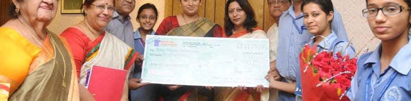 Shri Nand Kishore Aggarwal (Chairman), Ms. Poonam Gupta (Principal) and Ms. Jyoti Aggarwal (PRO) of Maharaja Agarsain Public School, Ashok Vihar, Delhi, handing over a cheque of Prime Minister’s Relief Fund for J&K, to the Union Minister for Human Resource Development, Smt. Smriti Irani, in New Delhi