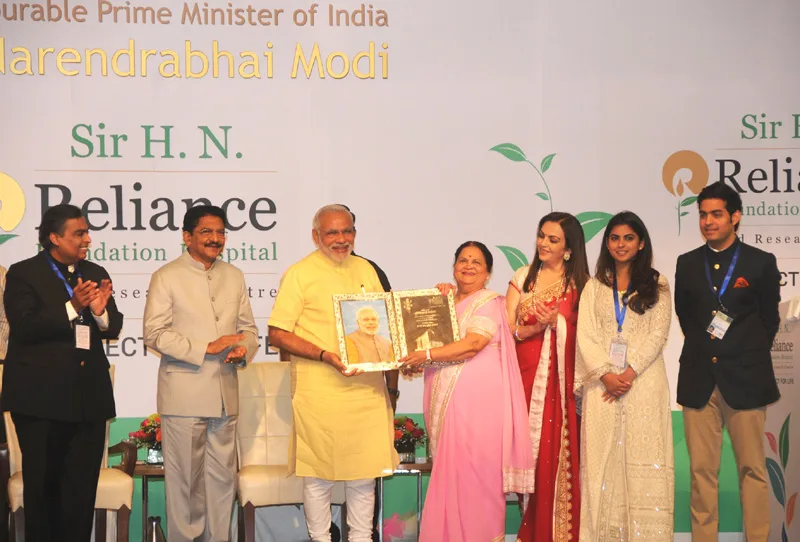 The Prime Minister, Shri Narendra Modi being presented a memento by Mrs. Kokilaben Dhirubhai Ambani at the ceremony held to rededicate Sir H.N. Reliance Foundation Hospital and Research Centre, in Mumbai