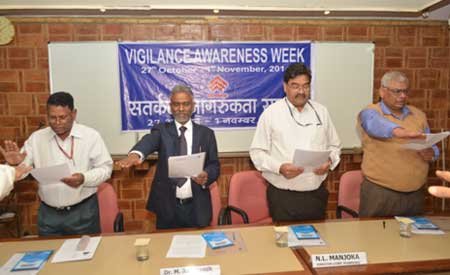 DR. M RAVI KANTH,IAS ,CMD HUDCO TAKES PLEDGE ON OCCASION OF VIGILANCE…