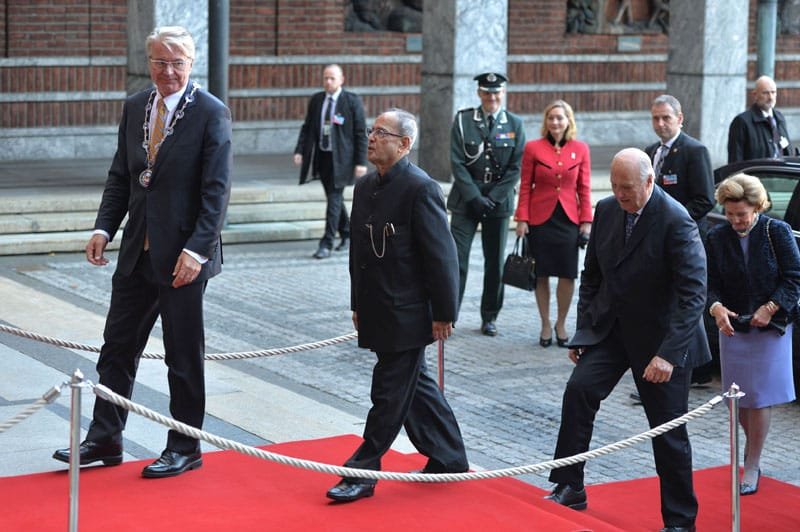 The President, Shri Pranab Mukherjee being received by the Mayor of Oslo, ...