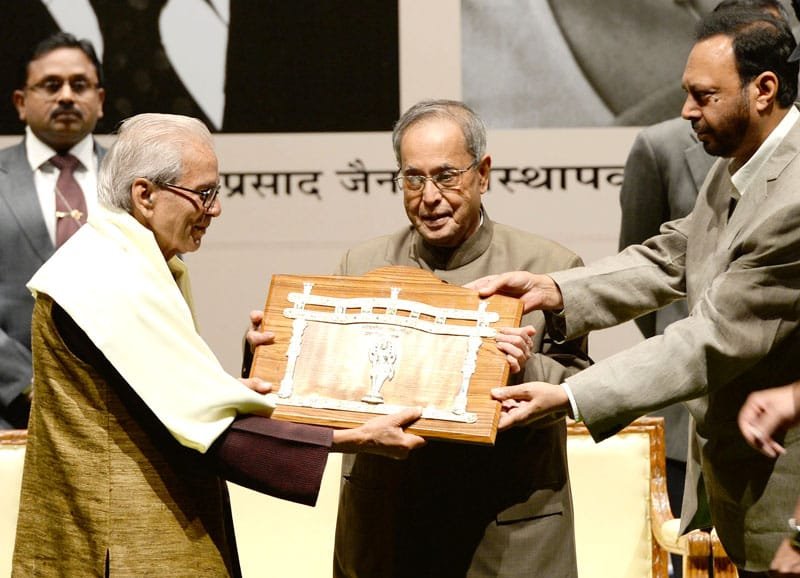 The President of India, Shri Pranab Mukherjee presenting the 49th Jnanpith Award to Shri Kedarnath Singh, at a function, in New Delhi