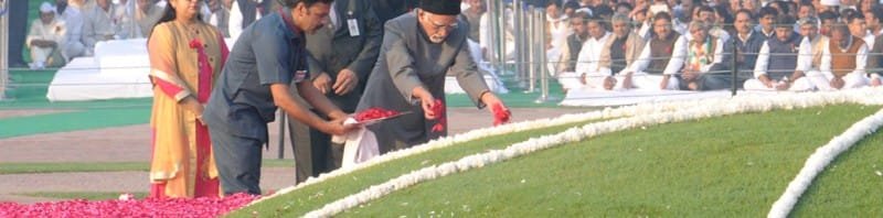 The Vice President, Shri Mohd. Hamid Ansari paying floral tributes at the Samadhi of..