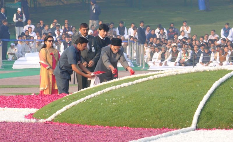 The Vice President, Shri Mohd. Hamid Ansari paying floral tributes at the Samadhi of..