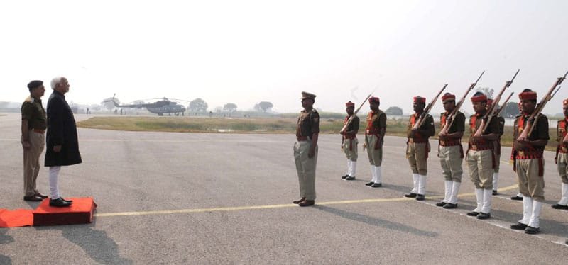 The Vice President, Shri Mohd. Hamid Ansari receiving the Guard of Honour, at Azamgarh Air Strip