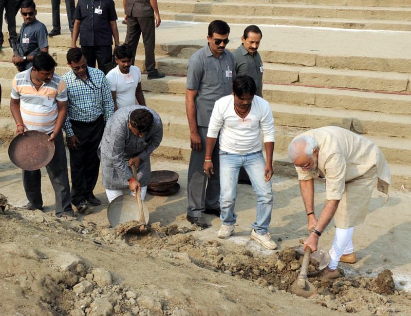 The Prime Minister, Shri Narendra Modi participating in Shramdaan as part of Swachhta Abhiyaan, at AssiGhat, in Varanasi