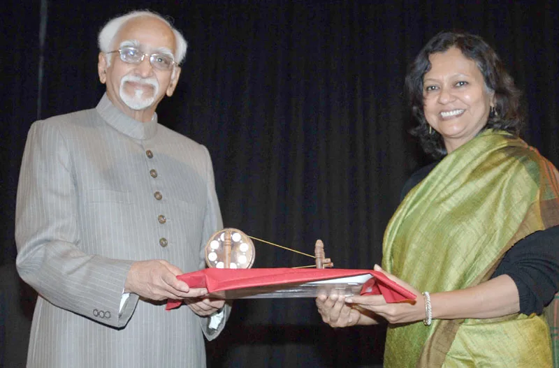 The Vice President, Shri Mohd. Hamid Ansari being presented a memento, at the ..