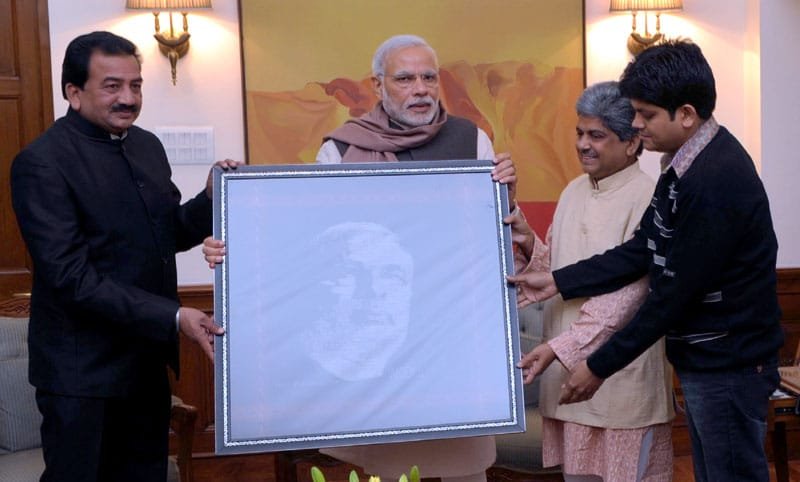 The Prime Minister, Shri Narendra Modi being presented a unique portrait…
