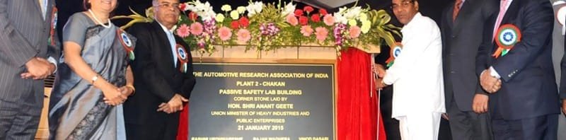 The Union Minister for Heavy Industries and Public Enterprises, Shri Anant Geete unveiling..