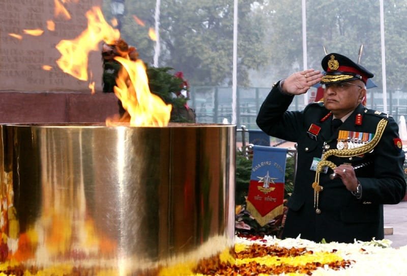 The Director General AAD, Lt Gen V.K. Saxena paying homage, at India Gate, in New Delhi