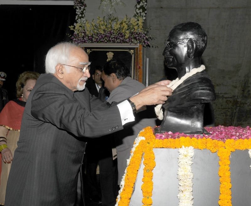 The Vice President, Shri Mohammad Hamid Ansari paying homage to the statue of ..