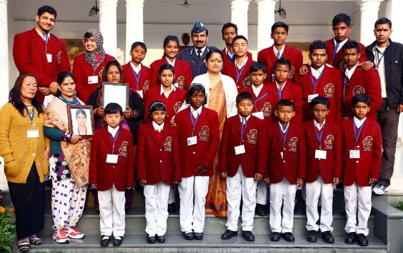 The Chief of the Air Staff, Air Chief Marshal Arup Raha with the National Bravery Award winners, in New Delhi