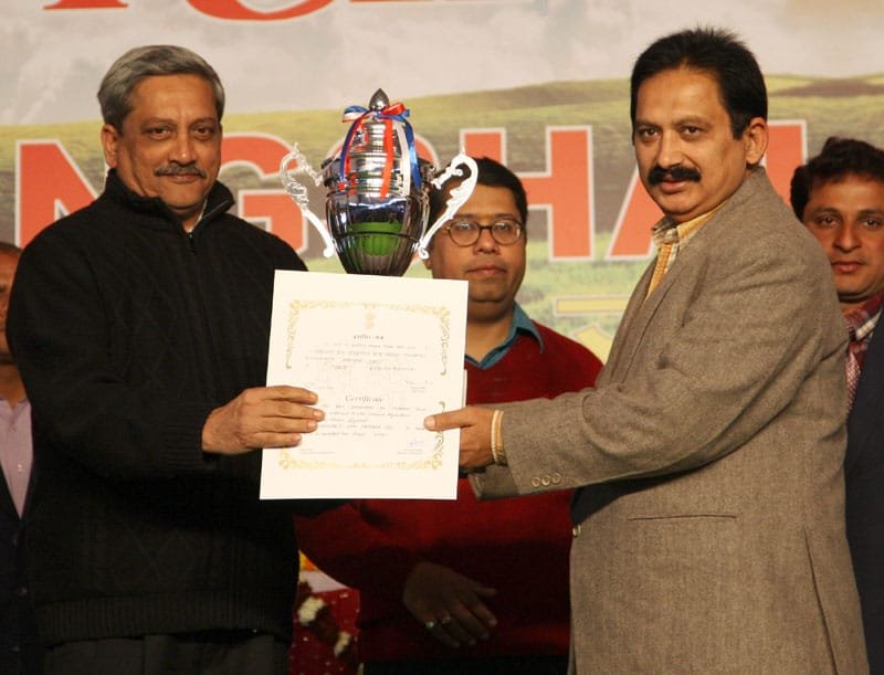 The Union Minister for Defence, Shri Manohar Parrikar presenting the …