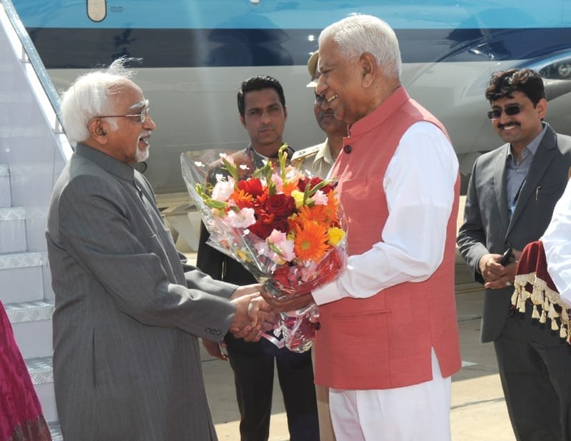 The Vice President, Shri Mohd. Hamid Ansari being received by the Governor of Karnataka,..