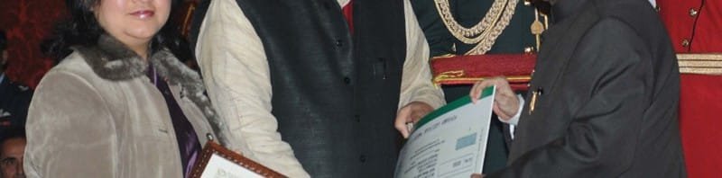 The President, Shri Pranab Mukherjee presenting the First Visitors Award-2015..