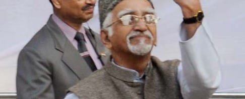 The Vice President, Shri Mohd. Hamid Ansari showing mark of indelible ink after..