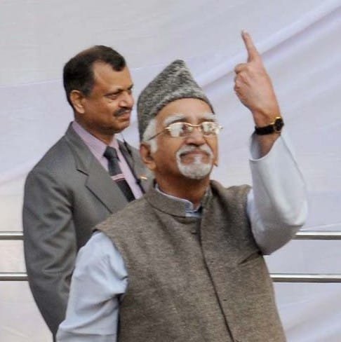 The Vice President, Shri Mohd. Hamid Ansari showing mark of indelible ink after..