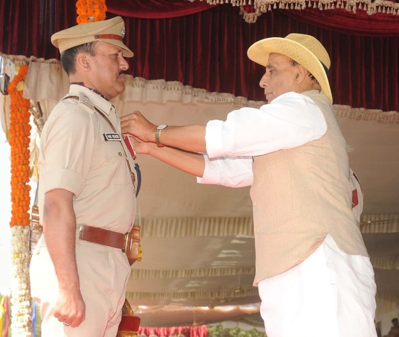 The Union Home Minister, Shri Rajnath Singh presenting the medals for meritorious services..