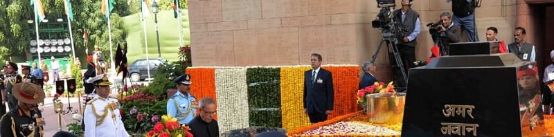 The President, Shri Pranab Mukherjee laying wreath at Amar Jawan Jyoti to ..