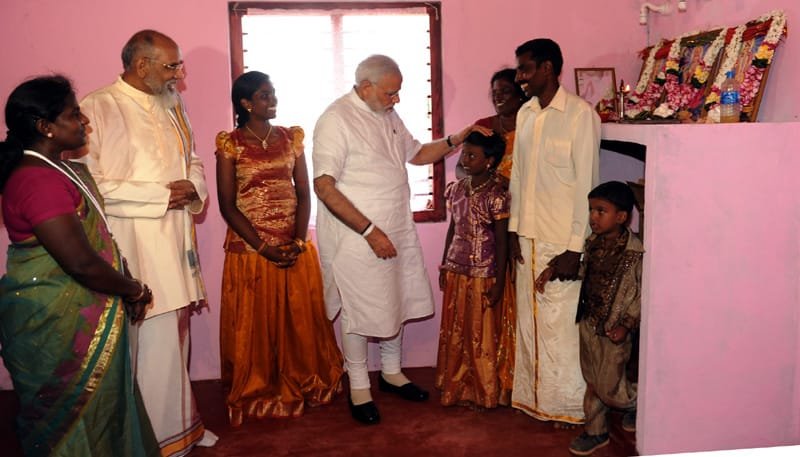 The Prime Minister, Shri Narendra Modi at the Handing over of homes, at Ilavalai North-West..