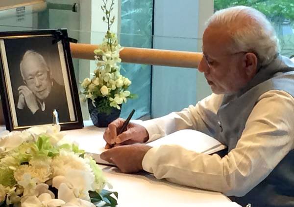 The Prime Minister, Shri Narendra Modi writes in the condolence book, in Singapore