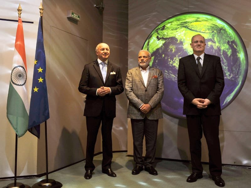 The Prime Minister, Shri Narendra Modi visiting the CNES (National Centre for Space Studies),