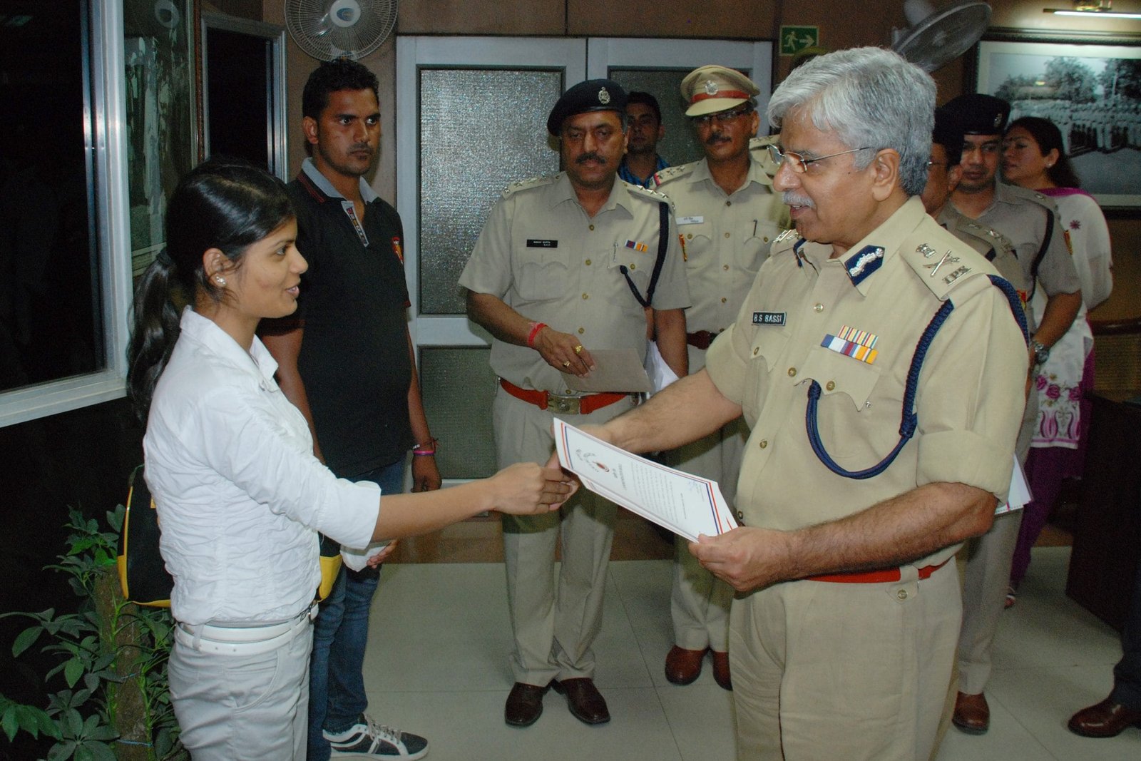 B.S.BASSI,CP, Delhi felicitates good Samaritans and rewards them Rs. 10,000/-each.