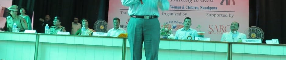 B.S BASSI,CP,DELHI GIVES AWAY CERTIFICATES AT THE RECENTLY HELD SELF-DEFENSE..
