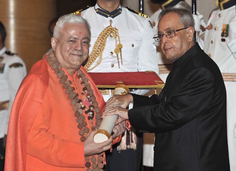 The President, Shri Pranab Mukherjee presenting the Padma Shri Award to Jagat Guru Amrta..