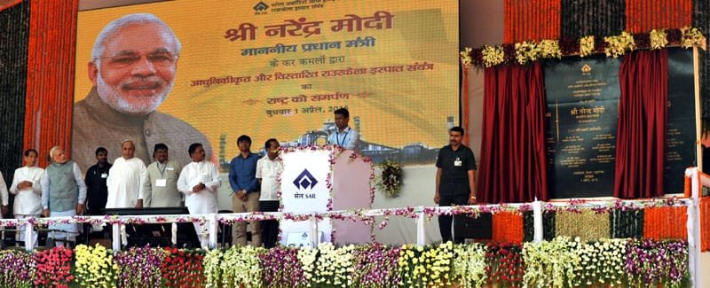 The Prime Minister, Shri Narendra Modi unveiling the plaque to dedicate to the Nation..