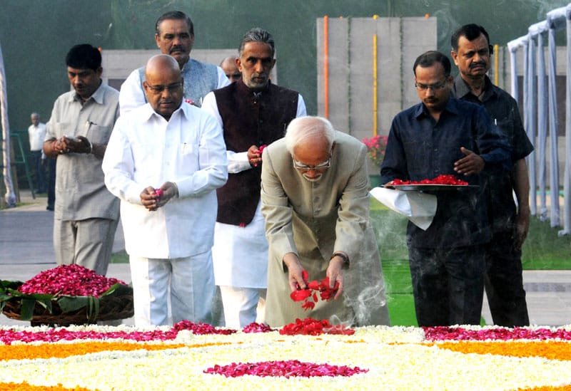 The Vice President, Shri Mohd. Hamid Ansari paying floral tributes at the Samadhi of ..