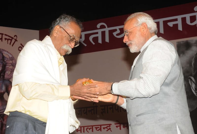 The Prime Minister, Shri Narendra Modi presenting the 50th Jnanpeeth Award..