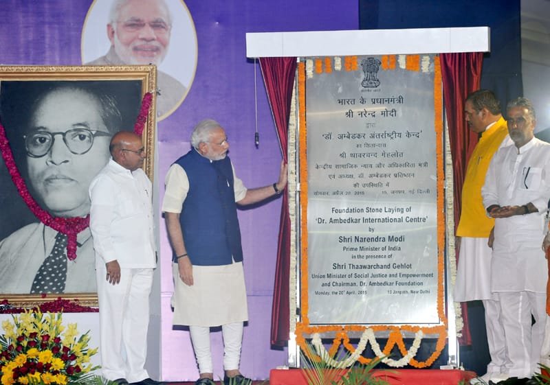 The Prime Minister, Shri Narendra Modi unveiling the plaque to lay the..