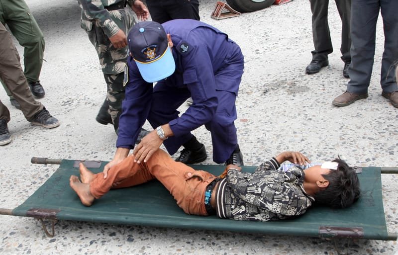 The Indian Air Force personnel evacuating quake affected injured person from Trisuli, Nepal
