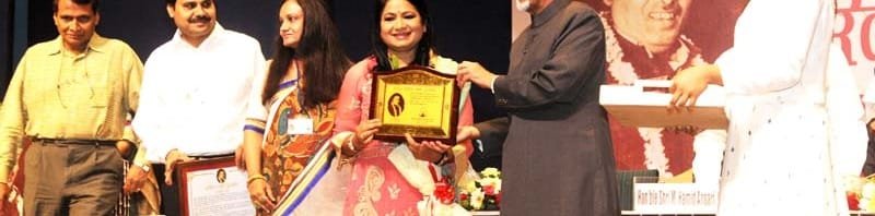 The Vice President, Shri Mohammad Hamid Ansari presenting the “Pt. Haridutt Sharma Jayanti Puraskar”..