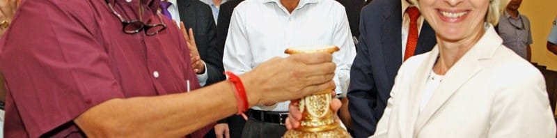 The Union Minister for Defence, Shri Manohar Parrikar presenting a memento ..