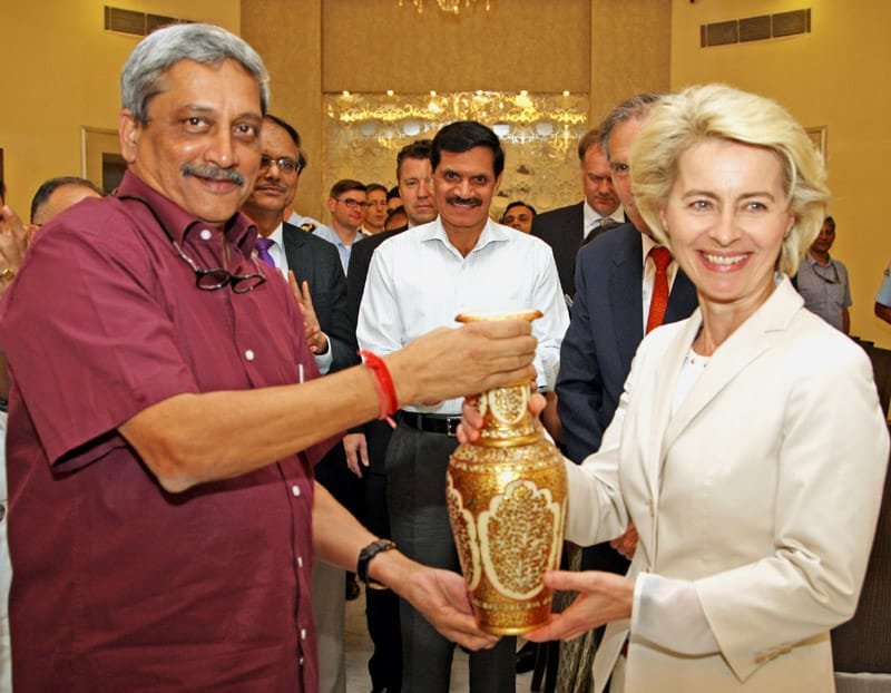 The Union Minister for Defence, Shri Manohar Parrikar presenting a memento ..